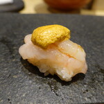 すし 中靜 - 礼文島ダブルス　甘海老の玉座に海栗の王冠。これはお箸で上から少しづつ一献、一献杯を重ねながら頂きたい。