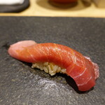 すし 中靜 - 中トロ、本当は両端を箸で切って、一献、もう一方を切って一献頂きたいところ。