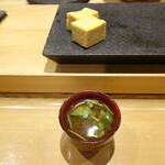 すし 中靜 - 卵とお汁、料した魚のあらから作られるので毎回味が違うことになるそうです。