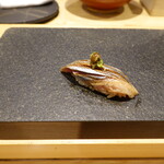 すし 中靜 - 秋刀魚　浅葱の上に肝醤油和絵のトッピング。鮑も秋刀魚も肝付で旨くなる、大人の味。