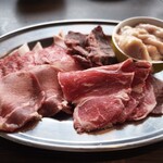 和牛放題の殿堂 宇田川町 肉屋横丁 - 