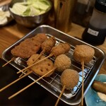 串カツ たけまる - 串カツ 130円
                                もち 150円
                                レンコン 100円
                                山芋 100円
                                プチトマト 100円
                                紅しょうが 150円
                                つくね 120円