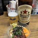 立呑み処 入部酒店 - 赤星大瓶とマグロ山かけ