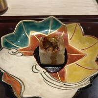 銀座うち山 - 揚げ胡麻豆腐 に醤油をかけて