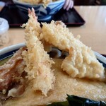 いわ屋 - どんぶりが大きいので小さく見えますが揚げ物一つ一つがかなりのボリューム。