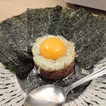 牛たん日和 - ｢生牛たんユッケ｣です。甘辛いタレが生牛たんに絡まり食欲を刺激します。韓国海苔に巻いて食べました。