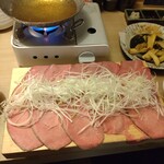 牛たん日和 - ｢牛たんと白髪ネギのしゃぶしゃぶ｣です。長く薄くスライスされた牛たんが食べ応えがあって、むっちゃ美味しかったです♪