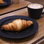 ロクメイコーヒー - 【モーニングセット@税込820円】クロワッサン(プレーン)＆ホットラテ(DARK)