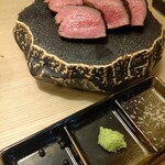 牛たん日和 - ｢牛たん焼き｣です。シンプルに塩胡椒で焼かれていてオイラ好みのレア焼きでした。タレ皿には左から｢塩麹漬け胡椒･生わさび･岩塩｣だったと思われます。