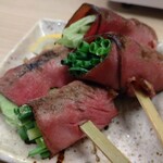 牛たん日和 - ｢牛たん焼きの野菜巻き｣です。焼き上げてスライスした牛タンでネギとレタスを巻いてありました。