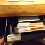 中華そば 豊洲勝本 - おはしは引き出しの中