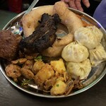 タカリ バンチャ ガル - 近くのネパール人らが喰らっていたパーティメニュー