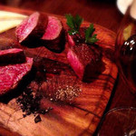 熟成肉の食べ比べ！赤ワインが良く合います！