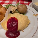 ラケル - KUKUモッツァレラチーズオムライス+オムライス大盛。
こちらのメニューのオムライスは小さいので、大盛りにしてもぺろりサイズ。