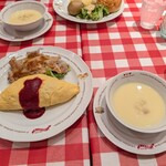 ラケル - チキンライスのオムライス国産チキンステーキ添え+スープ付き。
