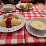 ラケル - チキンライスのオムライス国産チキンステーキ添え+スープ付き。