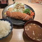 とん久 - 特選ひれカツ定食、この豚汁が絶品。