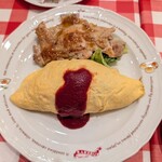ラケル - チキンライスのオムライス国産チキンステーキ添え。普通サイズでも食べ応えある。