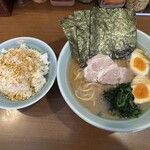 横浜家系らーめん 五十三家 - 味玉ラーメン（910円）＋ガス釜炊き普通ライス（70円）