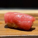 川崎 鮨 よこ田 - 漬けマグロ。ねっとりとした旨み。