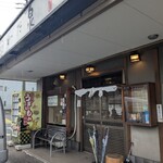 わだ泉 - 入口。奥に駐車場。