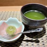 川崎 鮨 よこ田 - 抹茶の水まんじゅう。お茶も美味しい。