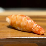 川崎 鮨 よこ田 - エビ。身がしっかり厚くて、ご飯少なめでほとんどエビでできてる。