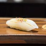 川崎 鮨 よこ田 - アオリイカ。ねっとりして、硬さもあり、ほのかに甘い。