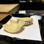 川崎 鮨 よこ田 - キス、紅はるか。キスはカレー塩がおすすめらしい。お芋はホクホク甘い。