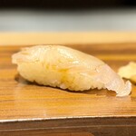 川崎 鮨 よこ田 - ヒラメ。ねっとりとした旨み、厚みあり。
