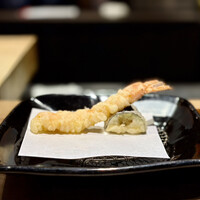 川崎 鮨 よこ田 - 海老天、ナス。　衣サクサク、エビはほんのり甘みが感じられて、素材の味が生きてる♪