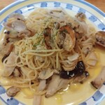 パスタハウス フジヤ - アサリとキノコのガーリックバター。バター感強め