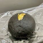 メゾン ムラタ - ブラックカカオ生地のシャンティとピスタチオのクリームぱん ¥240