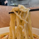 純手揉み中華 れん - 噛み応えがバツグンのちぢれ麺