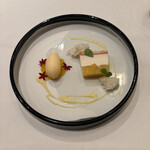 レザンファン ギャテ - （デザート選択）パイナップルとココナッツのテリーヌ　アニスのグラス、ショコラブラン、マンゴー