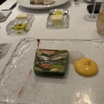 レザンファン ギャテ - コレクション・ドゥ・テリーヌ（選択メニュー）20種の季節野菜のテリーヌプレッセ（サフランソース／ビーツ／トマト）