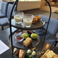 囲炉裏と日本料理 松風庵 - 緑のピスタチオのマカロン。美味すぎる。手前の塩キャラメルケーキもおすすめです。