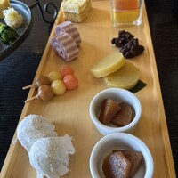 囲炉裏と日本料理 松風庵 - 手前がマスカット大福。お気に入り。