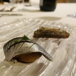 322252587 - ①【記載無し】フィンガーフード2種
                        ★ グリッシーニ+リコッタチーズ、ビネガー〆サッパ（コノシロ科）の藁焼きのせ　
                        　香茸を練り込んだクロスティーニ、コノシロのアンチョビのせ