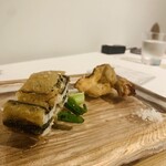 ウシマル - ②【九十九里産天然鰻】
      ★ 鰻の藁焼+蒸焼のフリット、アカヤマドリタケ、自家菜園の野菜2種（ハグラウリ+蔓紫）、実山椒+自家製海塩添え