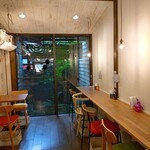 京氷ゆきみ庵 - 奥のカウンター席とテーブル席の様子～!!( ^o^)ﾉ