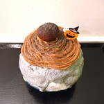 京氷ゆきみ庵 - 氷の中に入っているローストナッツのカリカリっとした食感が良いアクセントになっていて、黒ごまパウダーによってダーク色したまさに大人のモンブランかき氷って感じ～!!( ^o^)ﾉ