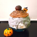 京氷ゆきみ庵 - かき氷の上に黒ごまシロップがたっぷりかかっていて、その上に、エスプーマクリーム、モンブランクリーム、和栗が盛りつけられ、黒ごまパウダーがたっぷりかかってダーク色になっている〜!!( ^o^)ﾉ