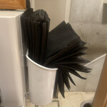 銀座 朧月 - 券売機の横に紙エプロン