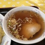 丸竹食堂 - 海老あんかけ焼きそばのスープ。　チャーシューは母親のラーメンのです。