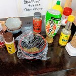 手打ちうどん 来輝 - カウンターにある薬味セット　天ぷらには藻塩♪