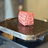 焼肉×創作びすとろ 笑進笑明 - 和牛肉の塊焼きを目の前で焼いていただきます