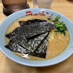 家系ラーメン 近藤家 - 着丼時は海苔が覆い被さっているスタイル