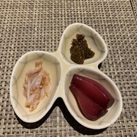 大宮 鮨 いわい - 先付け　梅水晶、らっきょうワイン漬、あさり