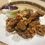 山里 - 山賊焼は骨付きです。揚げガーリック乗ってます。